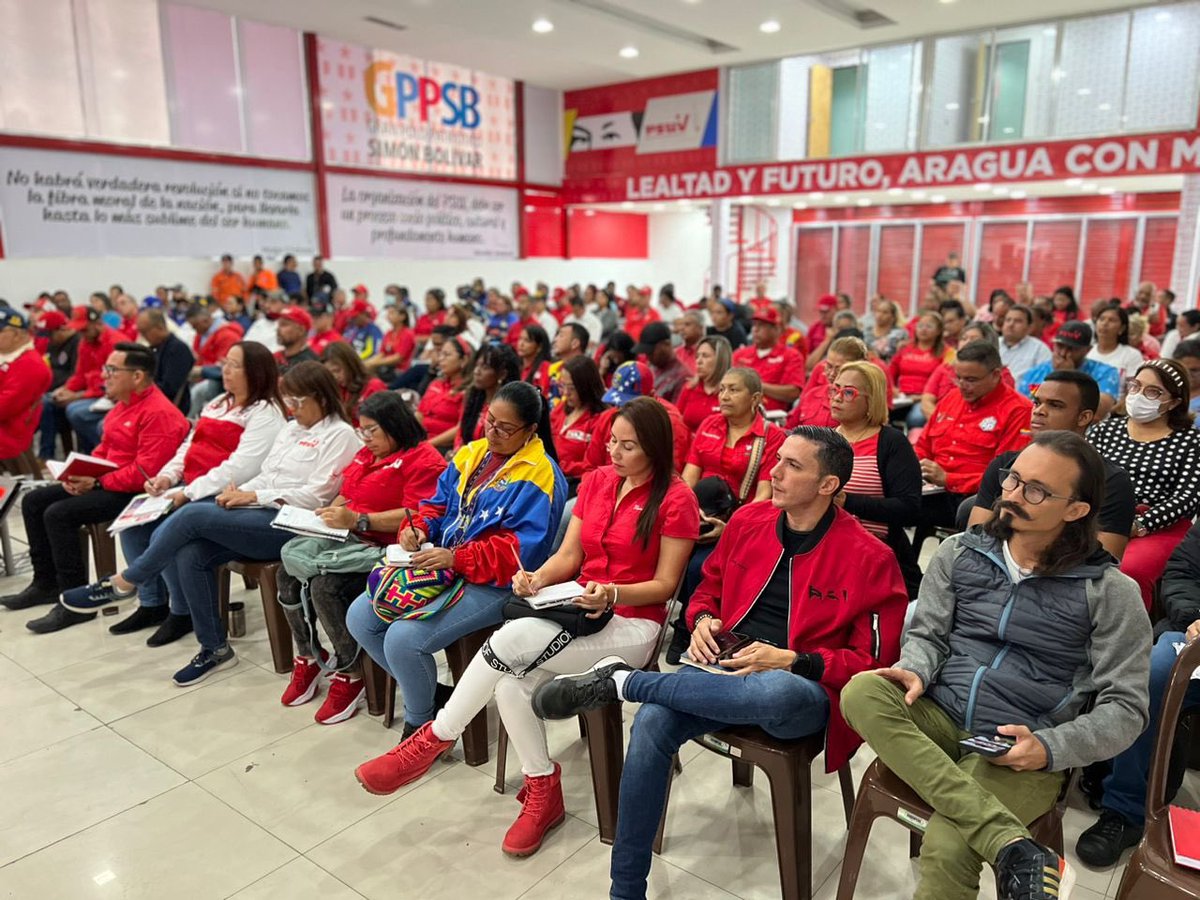 Al momento nuestro <a href="/partidopsuv/">PSUV</a> #Aragua reunido en encuentro con <a href="/gestionperfecta/">Carmen Meléndez</a> y <a href="/_laavanzadora/">Yelitze Santaella</a> de nuestra dirección nacional recibiendo orientaciones para la construcción de líneas de atención a nuestra militancia y configuración del buen gobierno 
@psuvaraguaoficial