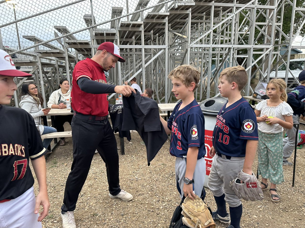 SaskSrDbacks's tweet photo. The WD Plastics Diamondbacks were excited to share the field tonight with the U11 Boys Jr Selects! Thank you for including us in your windup! #saskatoonselects #Diamondbacks https://t.co/GXN7N5Nohc