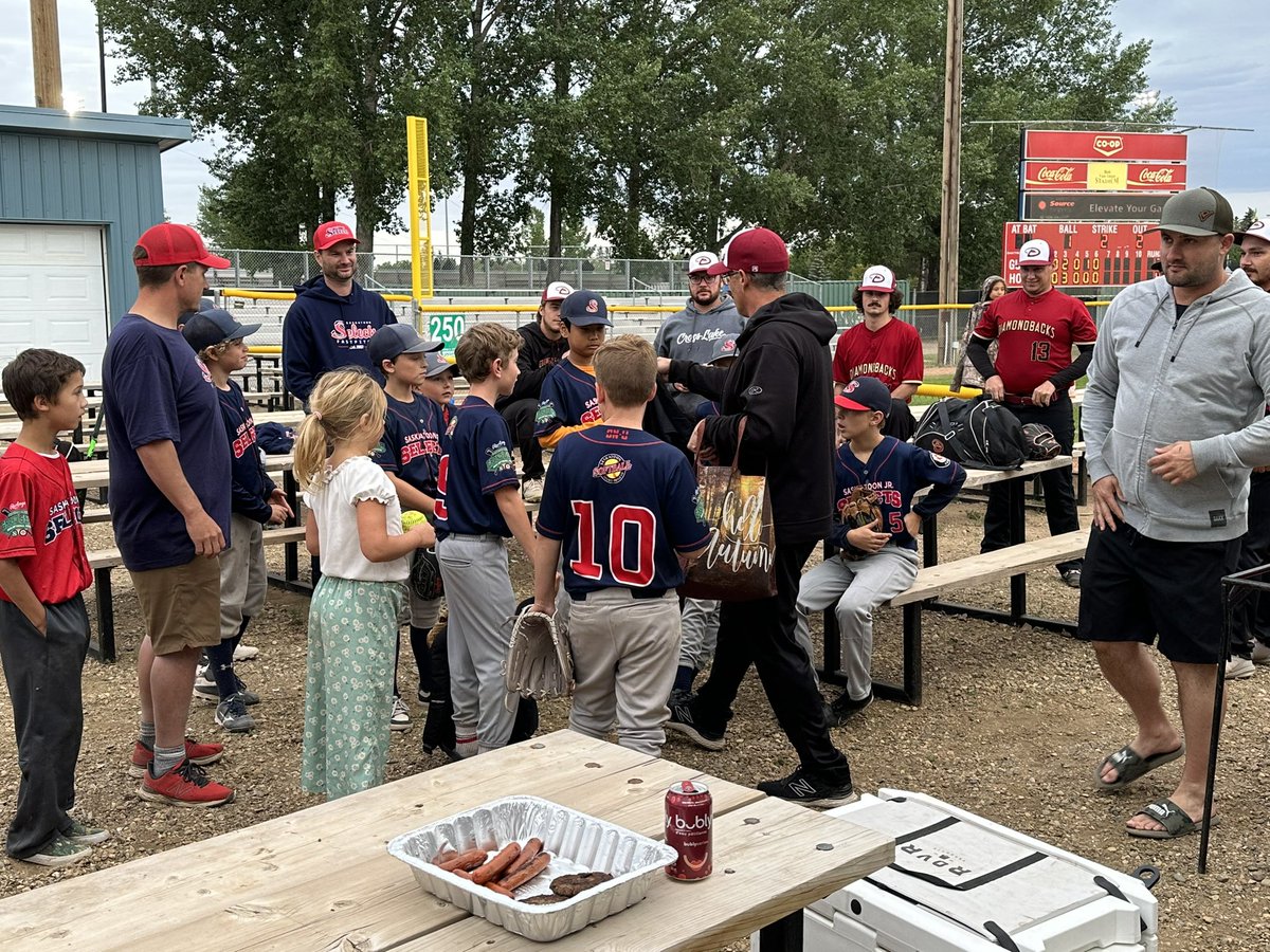 SaskSrDbacks's tweet photo. The WD Plastics Diamondbacks were excited to share the field tonight with the U11 Boys Jr Selects! Thank you for including us in your windup! #saskatoonselects #Diamondbacks https://t.co/GXN7N5Nohc