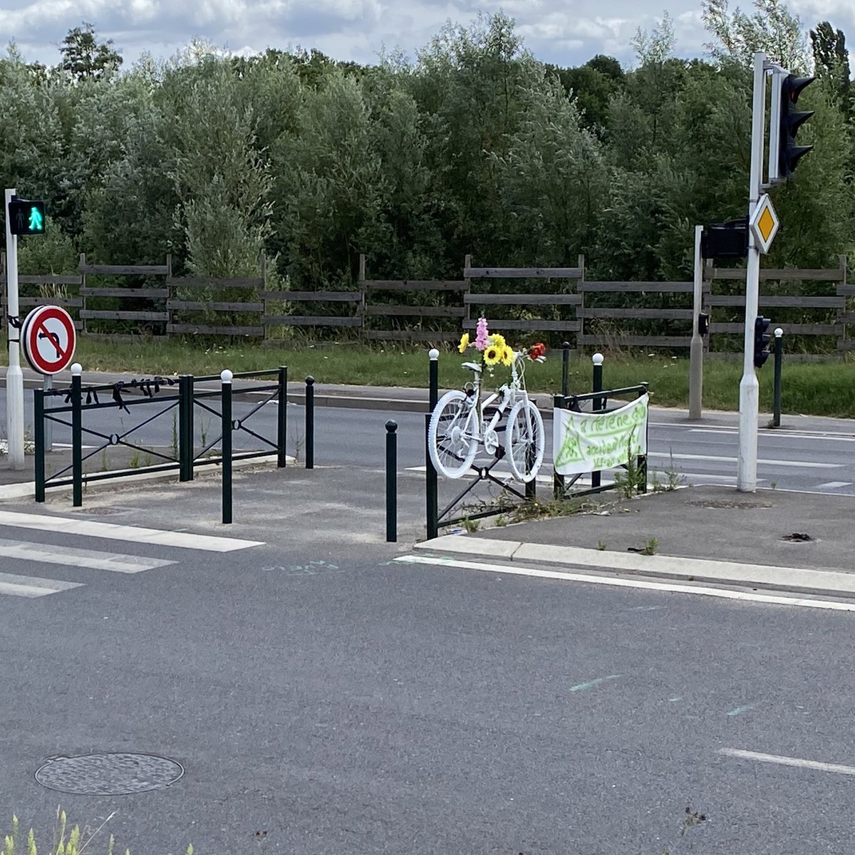 war_velo's tweet photo. Visite de terrain @CDEssonne et associations #FCDE et @MDBIDF le long de la #RD59 à Villebon-sur-Yvette.
Comment améliorer la traversée de la promenade de l’Yvette que les associations ont identifiée dans leurs propositions d’un #REV91
Pacifier les cheminements dans #Villebon2 https://t.co/681ecz832E