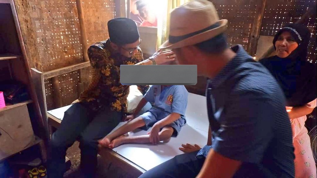 Di sebuah dusun di Subang pada 2019, kepada masyarakat pra-sejahtera, saya bertanya, apakah bapak ibu sudah punya KIS (Kartu Indonesia Sehat)? 

Mereka menjawab "gak punya, pak!"

Saya heran, "lha kan bapak ibu tergolong pra-sejahtera. Kok bisa?"

Mereka beberkan realita, "yang