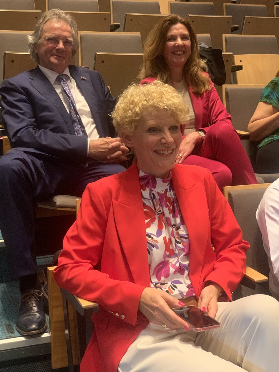 Het coalitieakkoord in Overijssel is aangeboden met daarbij uitleg over het proces door de verkenners en formateurs. Allen gefeliciteerd en dank voor inzet en toegankelijkheid naar elkaar. <a href="/WagenmansWout/">Wout Wagenmans</a> <a href="/CarlaEvers5/">Carla Evers</a>