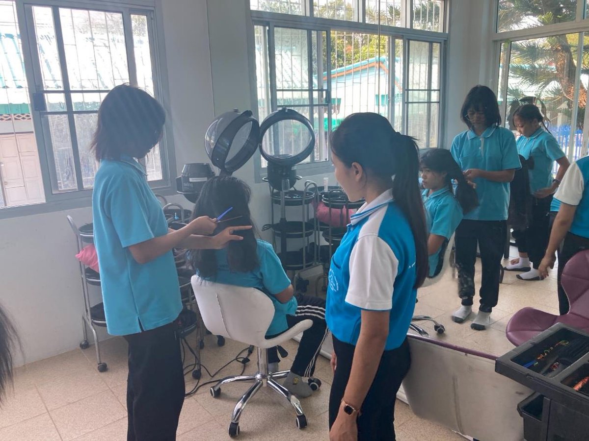 Dans le cadre de la #ColasTeamCup, Colas a soutenu <a href="/EnfantsduMekong/">Enfants du Mékong</a> à travers un challenge caritatif proposé aux collaborateurs. Les 10 000 € récoltés ont permis de financer la construction d'un centre de formation à la coiffure et à la gestion d'un commerce à Phuket (Thaïlande)