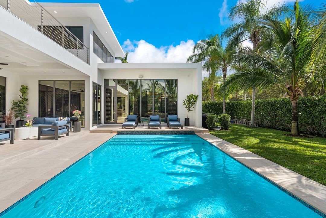 superluxurygrp's tweet photo. Exquisite, one-of-a-kind home on a quiet tree-lined street in the coveted South Gables neighborhood. 🔥

🛏 5 | 🛁 5 | 📐 4172 sqft
💸 $5,495,000

Contact us or @rileysmithgroup if you or anyone you have in mind could be interested in a similar opportunity. https://t.co/hTX3cUi1X1
