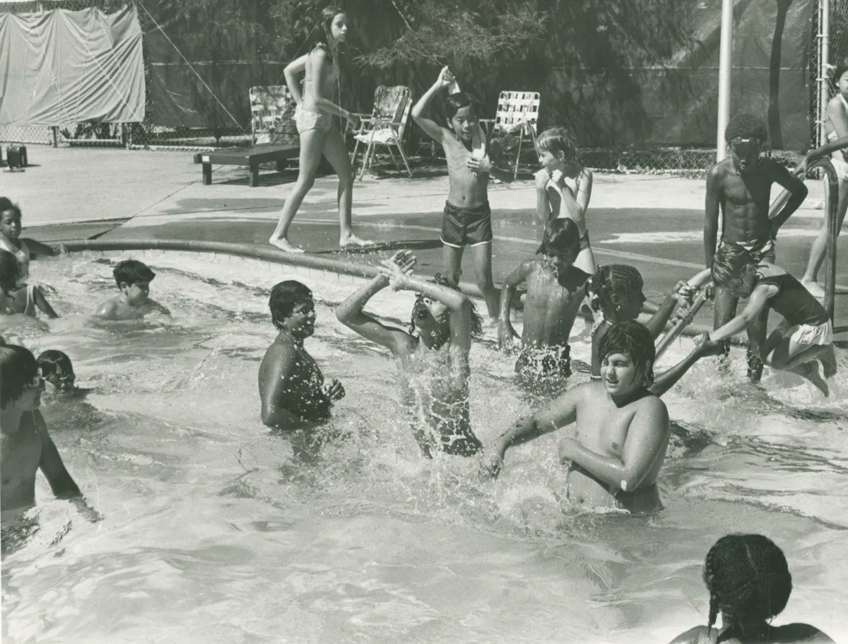 QueensMemory's tweet photo. Join the #MeltingMetropolis team this Friday at @qplnyc Central Library on Merrick Blvd (11-3) with activities, summer-themed giveaways & environmental historians. They want to hear all about summer living in Queens! π #handlingtheheat
https://t.co/ielGiEv2pG https://t.co/kHPsRqol79