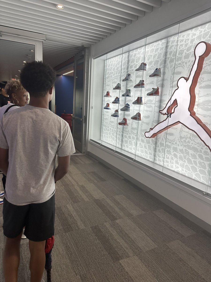 DavidFields03's tweet photo. Had a great #visit at @GatorsFB facility yesterday!! @Coach_Kohls @PrepRedzoneOH @GeorgePenree @nickmc22 @TimRecognition @Rivals_Clint @katieturner0087 @chaseclarkUF https://t.co/eS6zmbGTXr