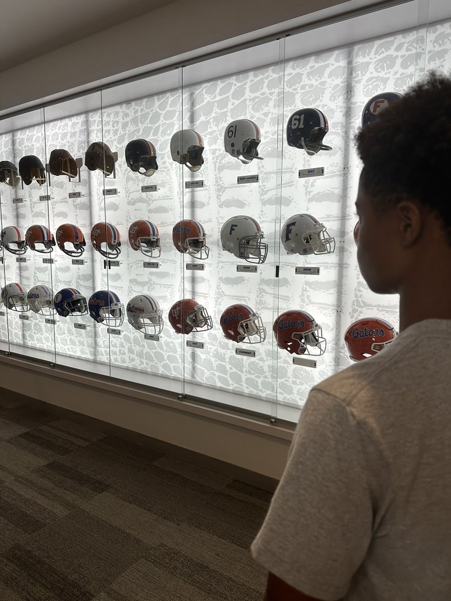 DavidFields03's tweet photo. Had a great #visit at @GatorsFB facility yesterday!! @Coach_Kohls @PrepRedzoneOH @GeorgePenree @nickmc22 @TimRecognition @Rivals_Clint @katieturner0087 @chaseclarkUF https://t.co/eS6zmbGTXr