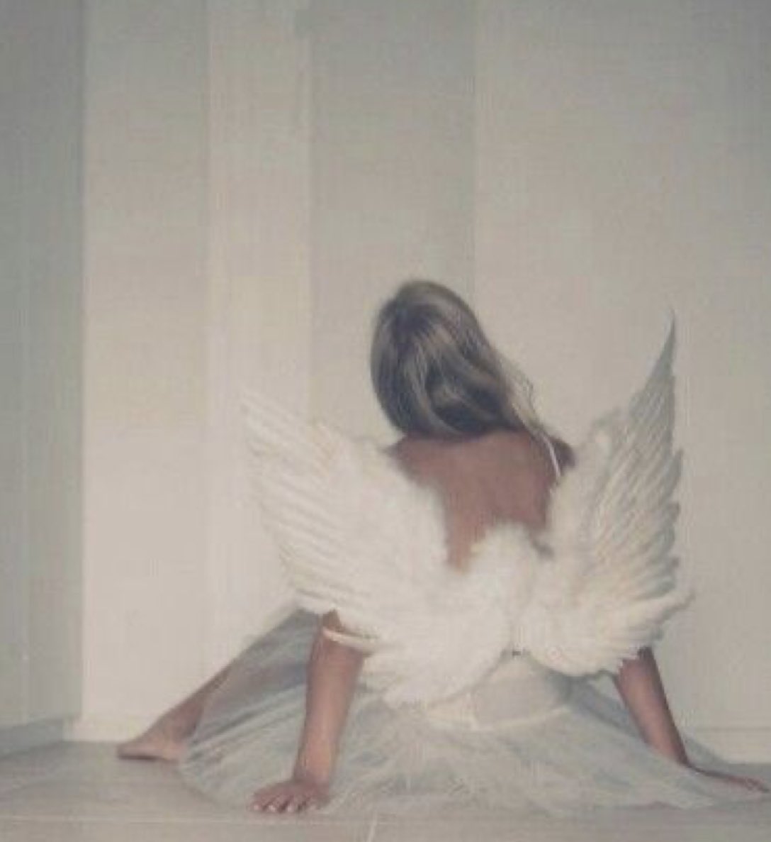 SouledIdea's tweet photo. Ex text last night but I see the timing &amp; this time is just around the hour I suffered from sleep paralysis.

A scene that played out as such: I lay on my back in bed. It’s dark. only dim shadows visible. Streak of blonde hair catches eye at the door - left. I recognize the face- https://t.co/iWGIWi8y2M