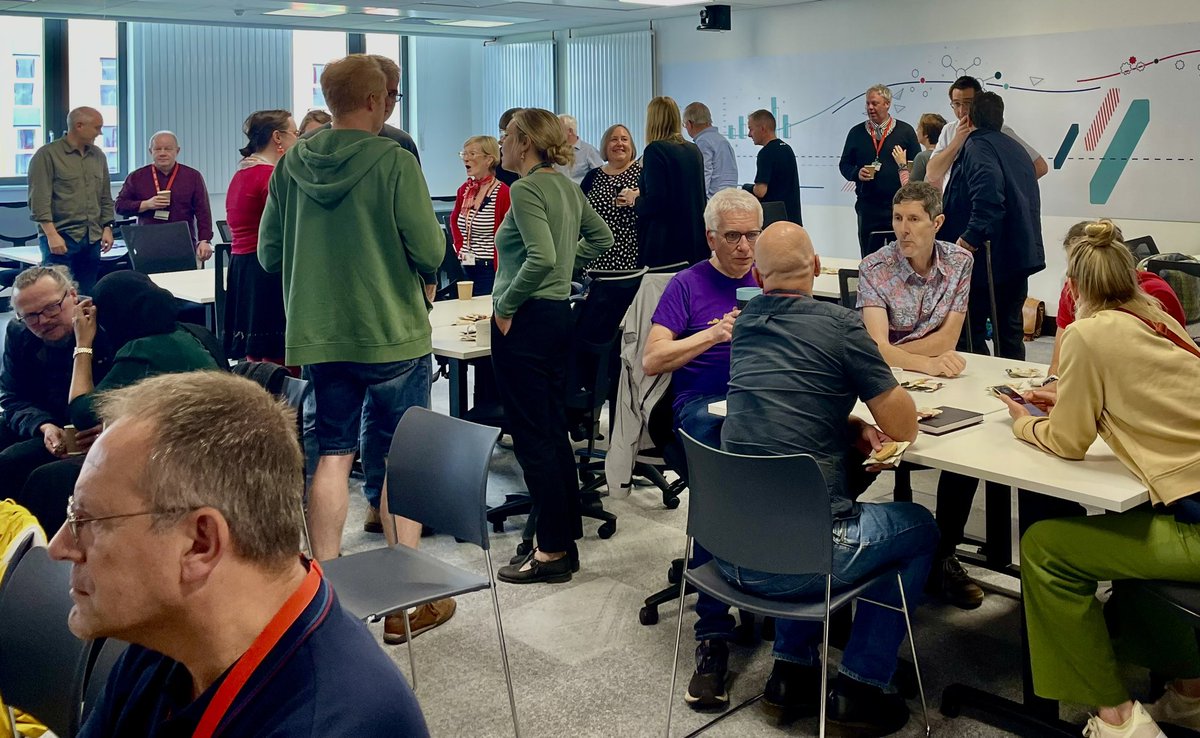 Wochicomms's tweet photo. I think hybrid working is great for individuals and organisations but there are some times when the power of face to face communication absolutely cannot be beaten An applause emoji just doesn’t cut it! 👏🏻 #communication #engagement #leadership https://t.co/2UcXXsLlZS