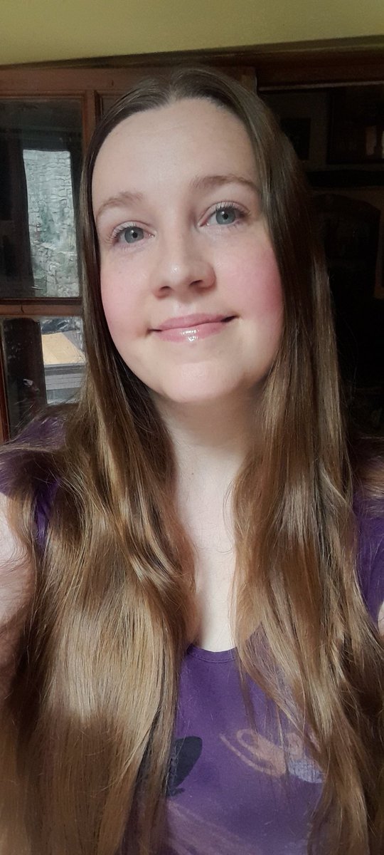 Kimboly27's tweet photo. Had a lovely afternoon doing a mini shoot with JKH Photography on her little cute shed studio. Can't wait to see what she captured. All based around head shots and hand movements which was fun! 😀 #parttimemodel #doingwhatilove #doingwhatmakesmehappy #photography #modelling https://t.co/unDJRsPP95