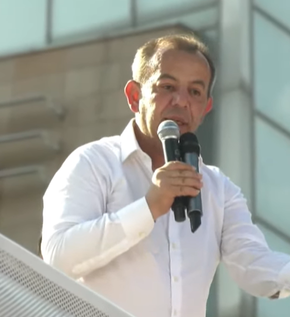 Bolu'dan Ankara'ya yürüyen Tanju Özcan, CHP Genel Merkezi önünde konuşma yaptı. Konuşması sırasında 'Diktatör Kemal' tezahüratı yükseldi