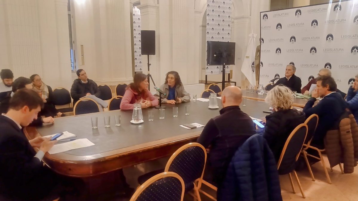 Pasó a comisión de diputados el pedido de informes que presentamos junto a vecinas del Parque Chacabuco que reclaman la reapaertura del natatorio cubierto del Polideportivo, el único que existe en la Comuna 7.👇🏻