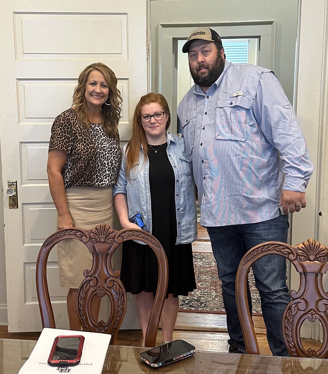 kellipylant1's tweet photo. Thank you Shane &amp; Victoria for allowing us the opportunity to assist with your FHA home purchase!Robin &amp; I appreciate you!  Thank you also to Wes,Candice &amp; Tara-Century 21, Brian Jones-State Farm &amp; Cliff Mendheim-closing atty for helping us complete the process!
#BankingTrueToYou https://t.co/Xy74U3Kp8I