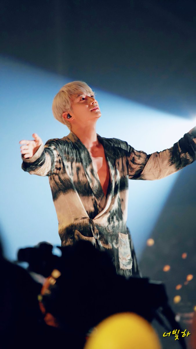 팬싸에서정말저렇게
안아주신이지니님생일축하해요
#젝스키스_이재진생일축하해
#7월_반짝이는_너에게