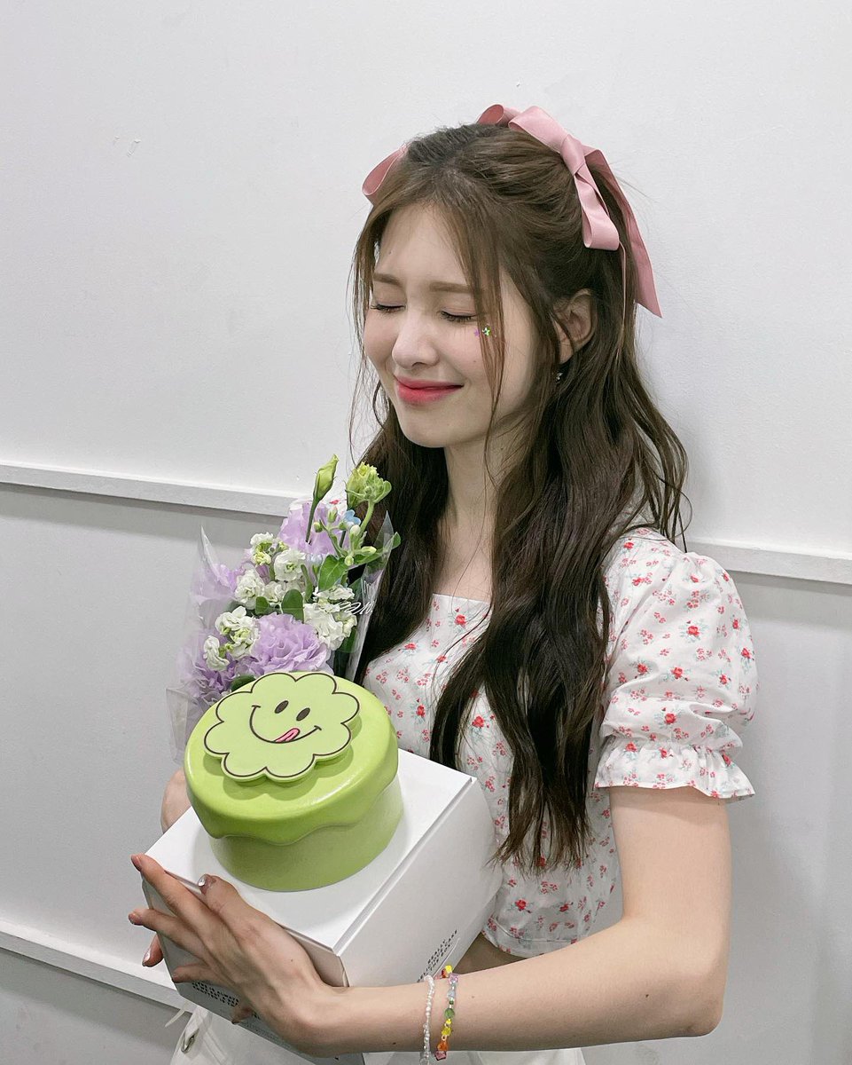 picsyebin's tweet photo. happy birthday to our lovely yebin 🫶🏻💜 예빈언니 너무너무 생일 축하해요🩷 오늘 하루도 즐겁게 보내시길 바랍니다🫶🏻 #HAPPYYEBINDAY #HAPPY_YEBIN_DAY https://t.co/vBr8LCGMeG