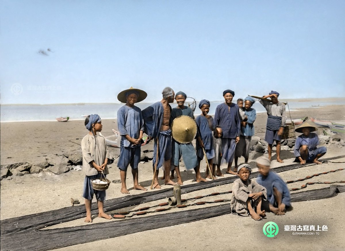 1885年清法戰爭期間澎湖媽宮漁民影像(經手繪上色，黑白原圖由Salles André所拍攝)，收錄於新書《彩繪福爾摩沙探險島：19世紀臺灣的歷史色彩》。
gjtaiwan.com/r/1t8