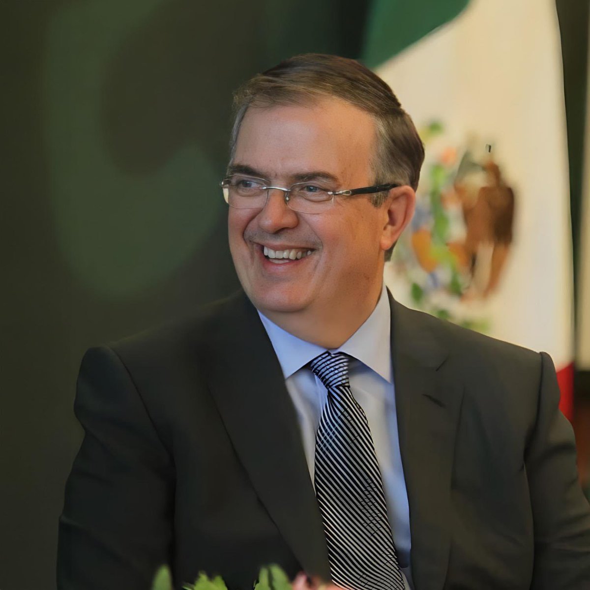 luzmiazul's tweet photo. Muy buenos días a todos, menos a los compañeros de la 4T que viven haciendo guerra sucia contra @m_ebrard , tratan con su lodo manchar sus alas y detener su vuelo, NO compañeros él es un ave fénix, lo ha demostrado una y otra vez.

Habrá continuidad con cambio, será presidente. https://t.co/JfQgSa4rW0