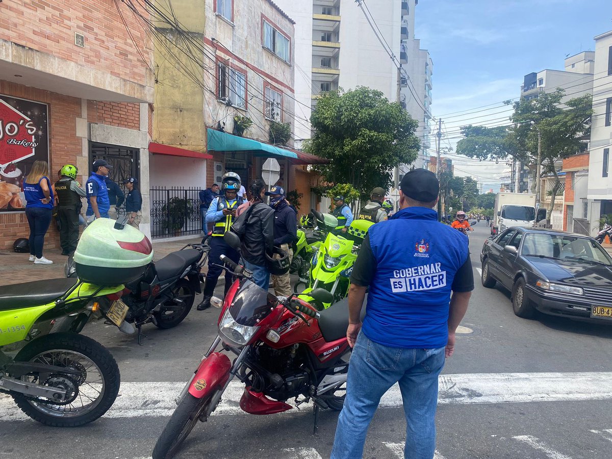 AlcaldiaBGA's tweet photo. 🚨Seguimos realizando intervenciones en los sectores de Megamall y Plaza Guarín.

👉🏼En articulación con @transitobucara @MigracionCol y @PoliciaBmanga logramos:

☑️30 comparendos por infracciones a normas de tránsito
☑️26 motocicletas inmovilizadas
☑️115 personas registradas https://t.co/WkNwE52Z46
