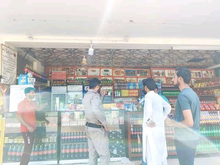 hTanveerAwan's tweet photo. اہم اطلاع۔
 موٹر وے پر سفر کے دوران سیال ریسٹ ایریا اسلام آباد کی طرف جاتے ہوئے تصویر میں نظر آنے والی ٹک شاپ سے کوئی بھی چیز خریدنے سے بچیں۔ یہ ٹک شاپ فرائی چکس کی بلڈنگ کے نیچے ہے۔ ان کے فراڈ کا طریقہ یہ کہ جب آپ ان سے کوئی چیز خریدتے ہیں تو یہ گاہک سے پیسے لے کر واپسی پر https://t.co/o9i56X3Z6q