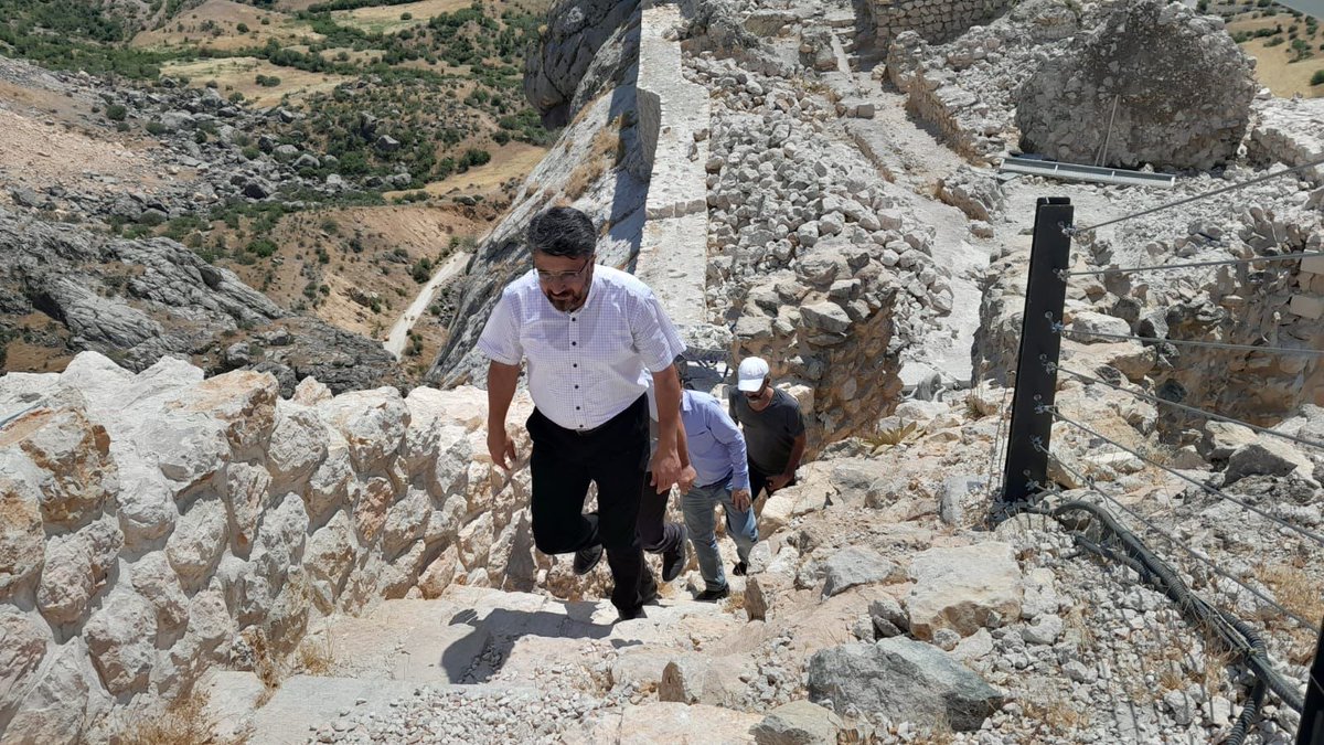 ADKulturTurizm's tweet photo. 06 Şubat 2023 Kahramanmaraş Depremi sebebiyle hasar gören Yeni Kale I Kahta’da başlayan restorasyon çalışmaları, İl Müdürümüz Abuzer Gelse ve Müze Müdürü Mehmet Alkan tarafından yerinde incelendi. https://t.co/Ymc0ZFA3AE