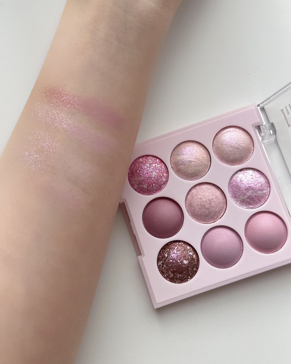 mynreview's tweet photo. วงการแต่งหน้าสีม่วงชมพูเข้าแล้วออกไม่ได้จ้า จบ ลุคนี้คสอจาก dasique สี blueberry sorbet ทั้งตาแก้ม🫐🩷 https://t.co/0WnARIJS7E