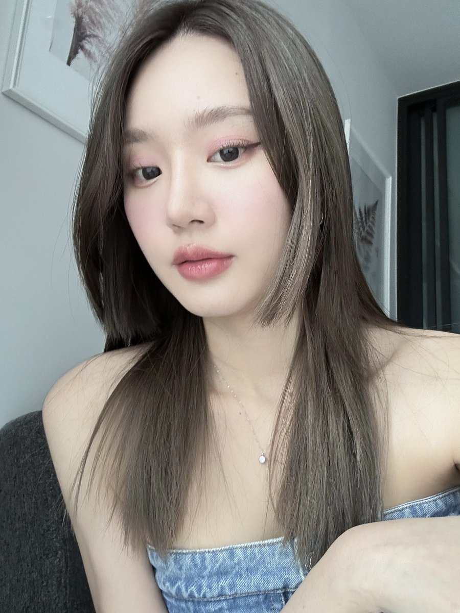 mynreview's tweet photo. วงการแต่งหน้าสีม่วงชมพูเข้าแล้วออกไม่ได้จ้า จบ ลุคนี้คสอจาก dasique สี blueberry sorbet ทั้งตาแก้ม🫐🩷 https://t.co/0WnARIJS7E