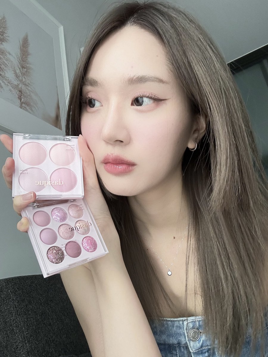 mynreview's tweet photo. วงการแต่งหน้าสีม่วงชมพูเข้าแล้วออกไม่ได้จ้า จบ ลุคนี้คสอจาก dasique สี blueberry sorbet ทั้งตาแก้ม🫐🩷 https://t.co/0WnARIJS7E