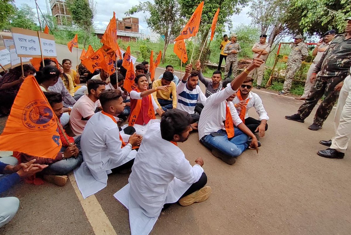 abvpcg's tweet photo. आखिल भारतीय विद्यार्थी परिषद धमतरी के कार्यकर्त्ताओं द्वारा शिक्षा से जुड़े 5 सूत्रीय मांगों को लेकर कलेक्ट्रेट में प्रदर्शन किया गया।

#ABVPForStudents https://t.co/yTv6s4a0KI