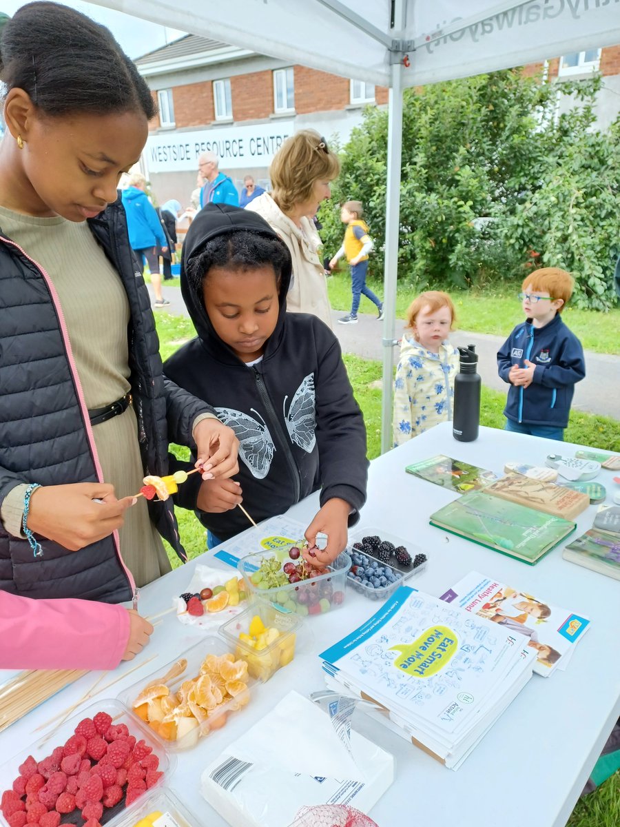 HealthyGalway's tweet photo. Rainbow fruit skewers are an easy and fun way to get young kids involved in making their own healthy desserts

Check out these fruit artists at the @safefood Community Food Initiative event as part of the Westside Community Organic Garden Open Day https://t.co/qbvi5SuhyJ
