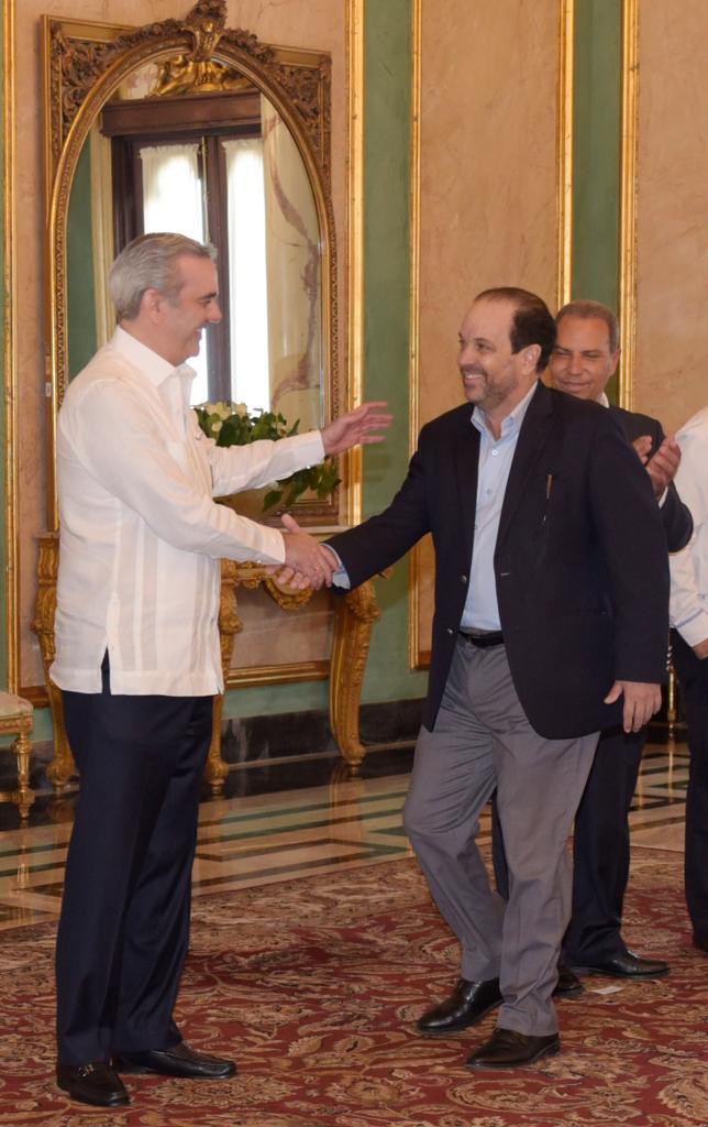 fdelamotard's tweet photo. Muchas felicidades y bendiciones en su cumpleaños @luisabinader https://t.co/1kOrUDcX9B