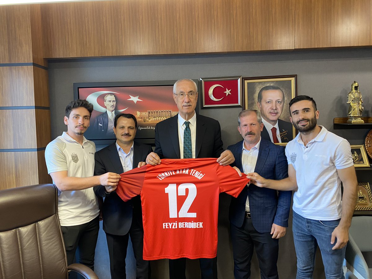 FeyziBerdibek1's tweet photo. 📍TBMM

Ayak Tenisi Türkiye Şampiyonu olan Solhan Ayak Tenisi Takımımızın sevgili sporcuları ile bir araya geldik.
Nazik ziyaretleri için teşekkür ediyor, başarılarının devamını diliyorum. https://t.co/EQdmG10al2