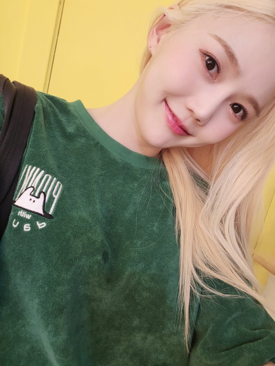OMG_members's tweet photo. [#캔디가왔어효]
가사 티저 오때앵?? 😍😍😍
우리는 이제 퇴근이다아아아아아
오늘 하루도 넘 고생많아떠 크리두♥ https://t.co/LW3MeE6gEH