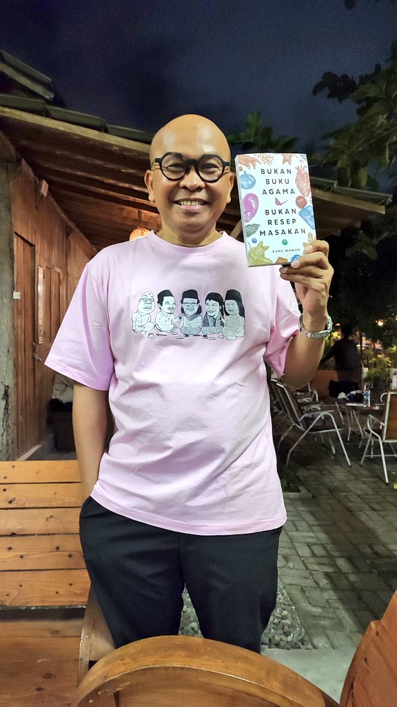 Malam-malam di <a href="/KAFEmainmain/">Mas Ma’in</a> - <a href="/bukumainmain/">Toko Buku Mainmain Jogja</a> . Bersyukur luar biasa, bisa mencium wangi kertas dari buku baruku yang diterbitkan @divapress01 .

Terima kasih Yai <a href="/edi_akhiles/">EDI AH IYUBENU</a> - @divapress01