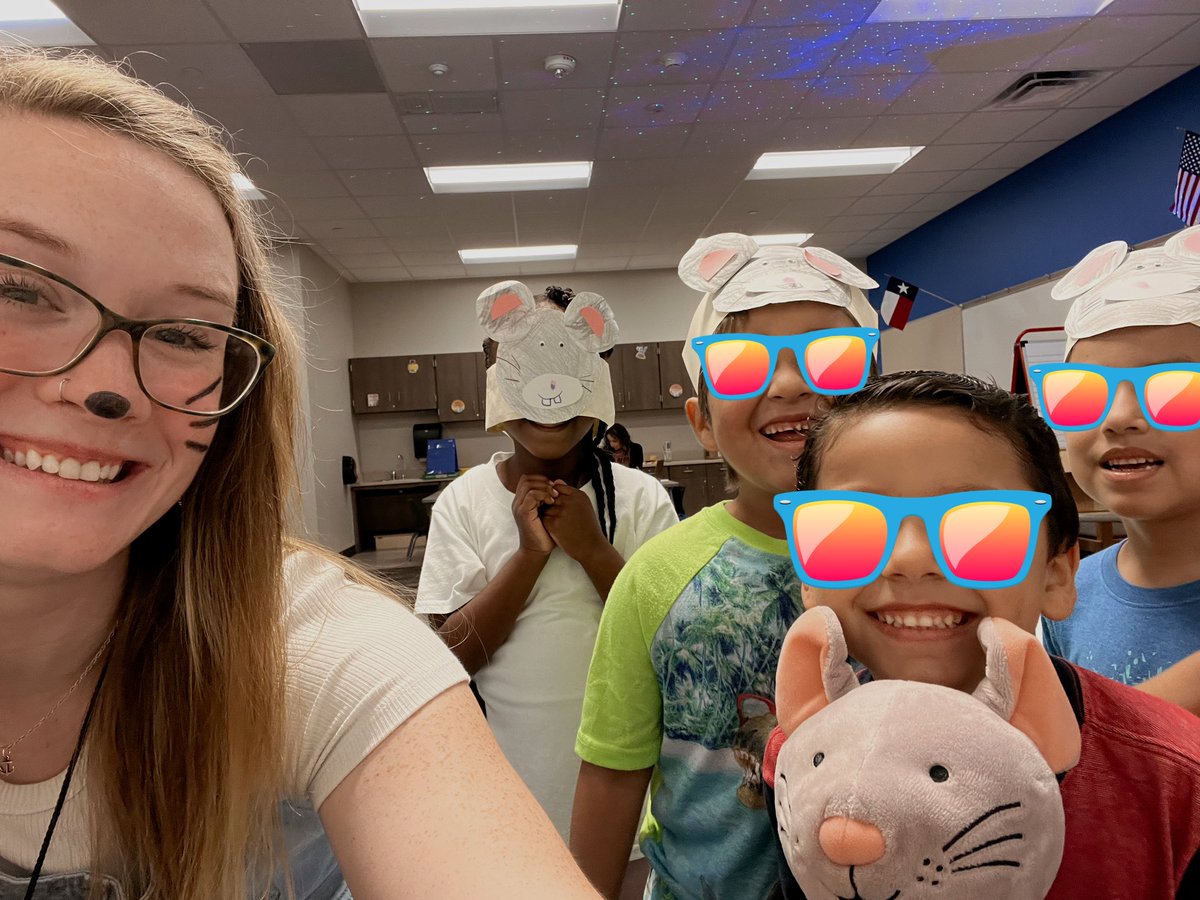 MsEvans2021's tweet photo. Only one more day left in summer school!!!  So of course we dressed up for character day 🤩  

* If you give a mouse a cookie 🍪🐭 *

#storybookcharacter #summerschool #Kindergarten  #teachertwitter https://t.co/Vd0i95wZ1N
