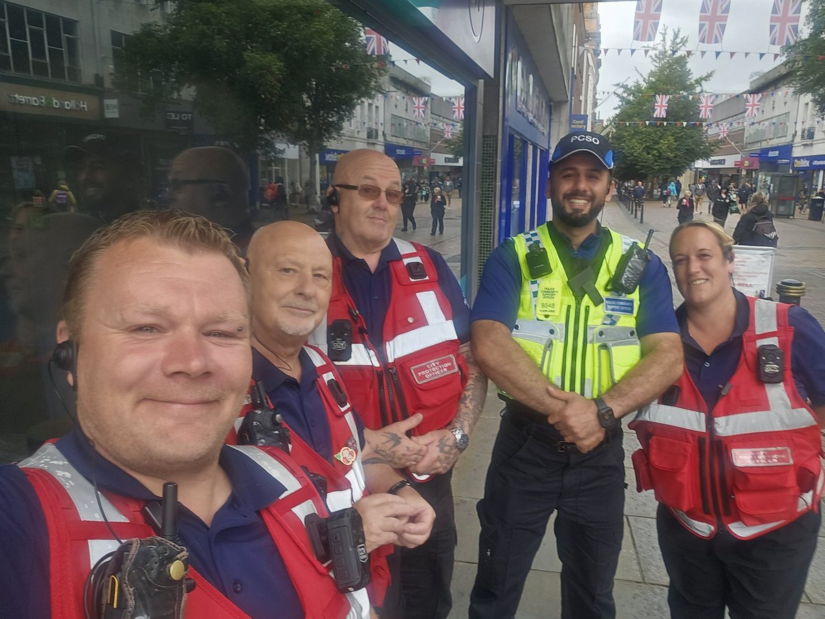 GLOSBIDCPO's tweet photo. #CPOteam catching up with former #CPO #PCSOKarkardi information sharing and #WorkingTogether

#TeamworkMakesTheDreamWork
#OneTeam
#KeepingTheCitySafe 

@GLOSBIDCPO
@GlosCityPolice
@GlosCitySafe
@GloucesterBID
@GloucesterCity
@EliteSecGroup
@Glos_OPCC https://t.co/FJbs9ERQhP