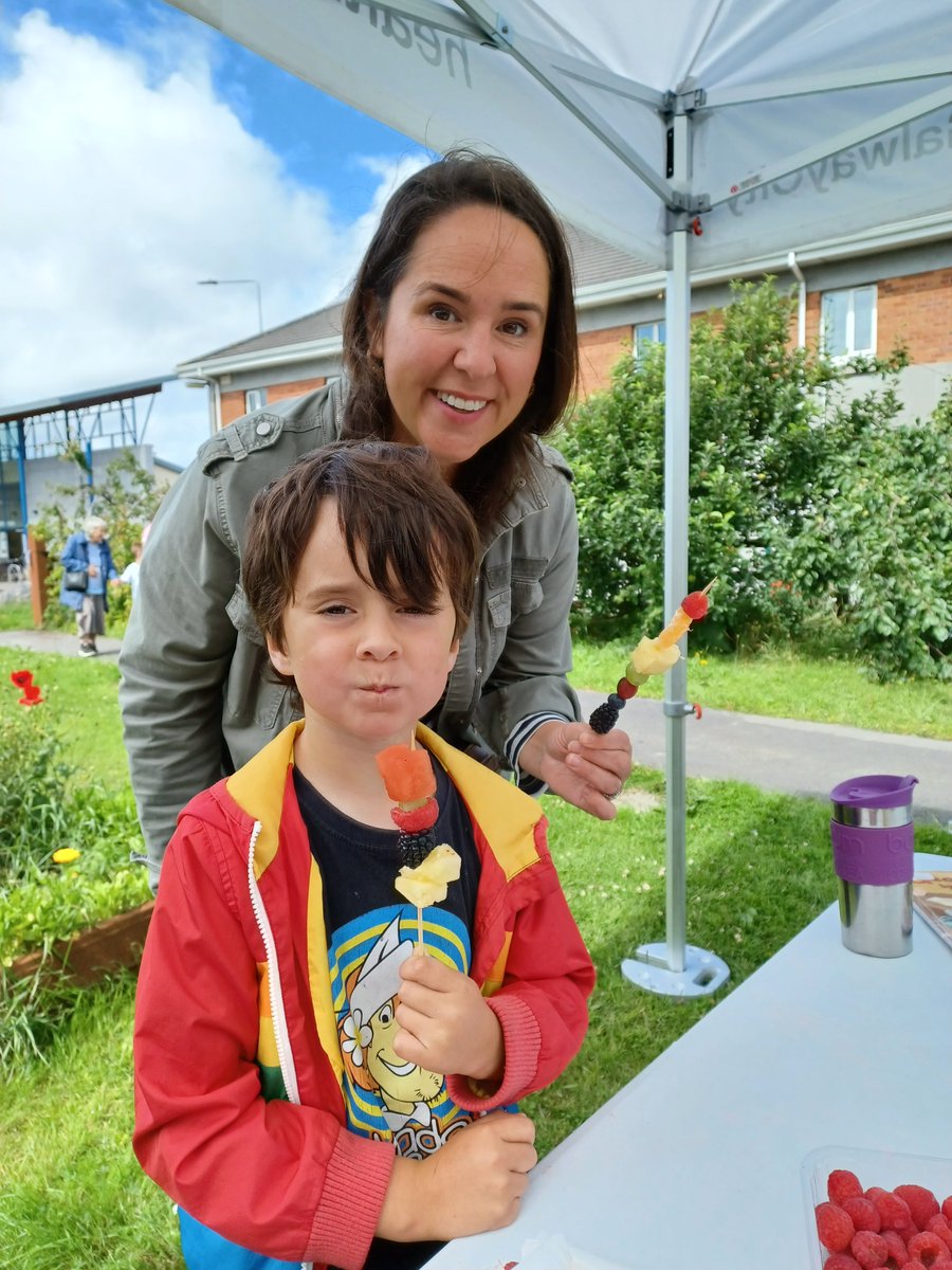 HealthyGalway's tweet photo. Rainbow fruit skewers are an easy and fun way to get young kids involved in making their own healthy desserts

Check out these fruit artists at the @safefood Community Food Initiative event as part of the Westside Community Organic Garden Open Day https://t.co/qbvi5SuhyJ