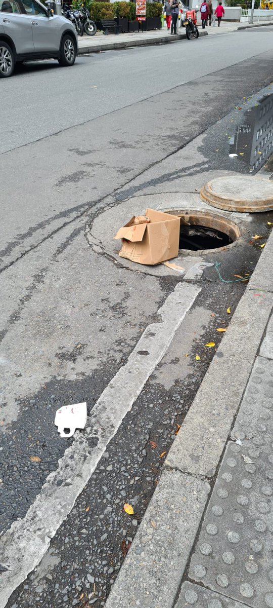 AsoResiChico's tweet photo. Solicitamos muy amablemente a @Telefonica_Col @MovistarCo solucionar el problema de esta tapa ubicada en la calle 92 con carrera 18 en Btá, porque se encuentra suelta y cuando los vehículos pasan, la tapa se levanta. Esto genera un riesgo para todos. https://t.co/YzloNMdT3e