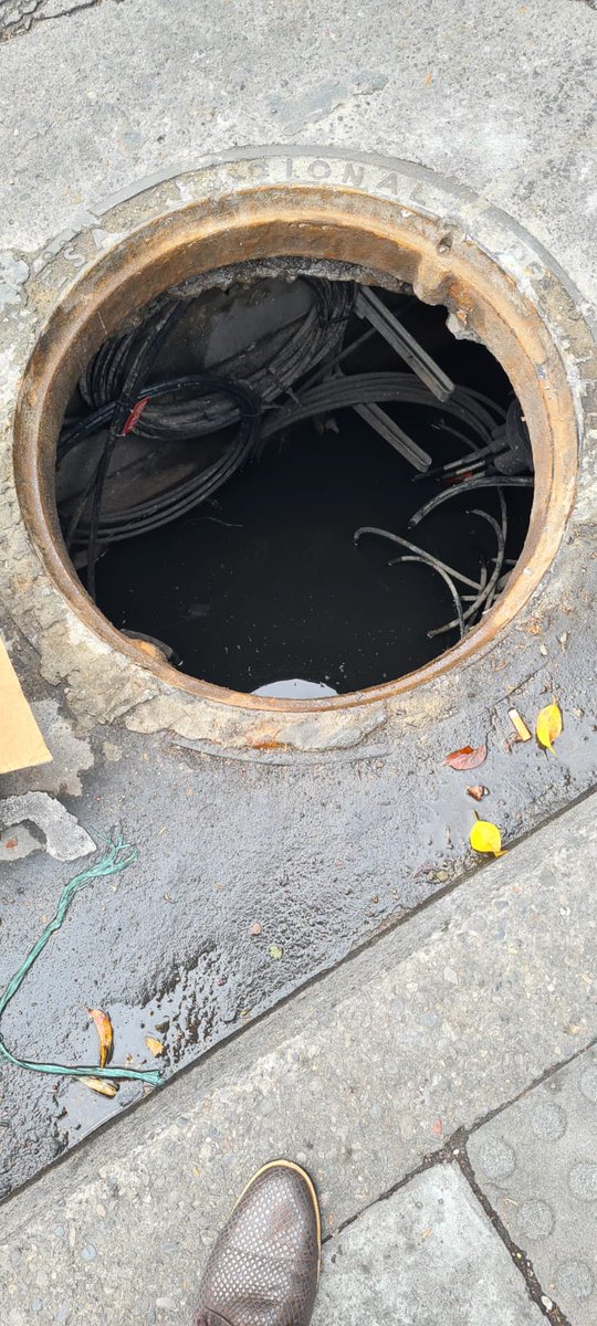 AsoResiChico's tweet photo. Solicitamos muy amablemente a @Telefonica_Col @MovistarCo solucionar el problema de esta tapa ubicada en la calle 92 con carrera 18 en Btá, porque se encuentra suelta y cuando los vehículos pasan, la tapa se levanta. Esto genera un riesgo para todos. https://t.co/YzloNMdT3e