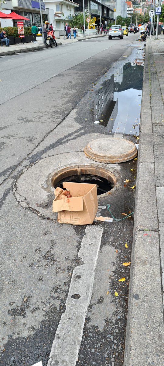AsoResiChico's tweet photo. Solicitamos muy amablemente a @Telefonica_Col @MovistarCo solucionar el problema de esta tapa ubicada en la calle 92 con carrera 18 en Btá, porque se encuentra suelta y cuando los vehículos pasan, la tapa se levanta. Esto genera un riesgo para todos. https://t.co/YzloNMdT3e