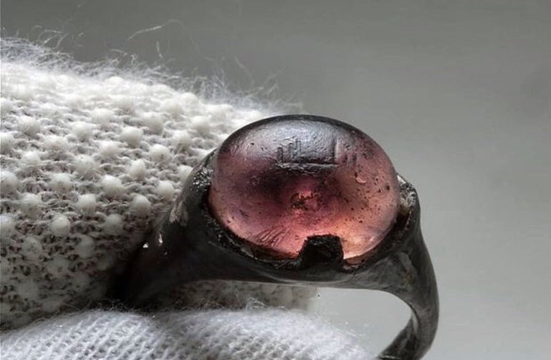 This ring, discovered in the burial site of a woman around 1,200 years ago in Birka, an ancient Viking city near present-day Stockholm, Sweden, has significant historical value. It serves as tangible proof of direct connections between the Vikings and the Abbasid Caliphate.