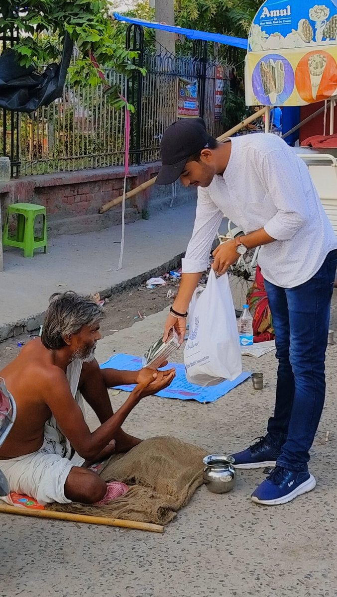 Talk_Priyanshu's tweet image. मदद करने के लिए धनी होना जरूरी नहीं है, मदद करने का इरादा होना चाहिए.♥️🙏😊
.
.
.
.#helpeverhurtnever  #socialwork #charity #happiness #donatefood