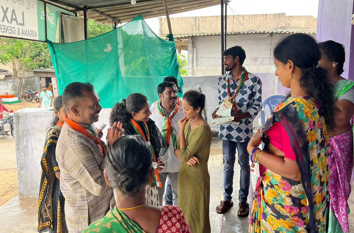 ankshathumkunta's tweet photo. గజ్వేల్ ఆత్మగౌరవ యాత్ర 3 వ రోజులో భాగంగ మనోహరాబాద్ మండల, ముప్పిరెడ్డిపల్లి, జీడిపల్లి మరియు కొండాపూర్ గ్రామాల్లో ప్రజల కష్ట సుఖలను అడిగి తెలుసుకూంటున్న సిద్దిపేట యువజన కాంగ్రెస్ అధ్యక్షురాలు తూంకుంట ఆంక్ష రెడ్డి గారు
#ankshareddy #thumkuntanardareddy
#RevanthReddy #RahulGandhi https://t.co/7JkMuue5Xk