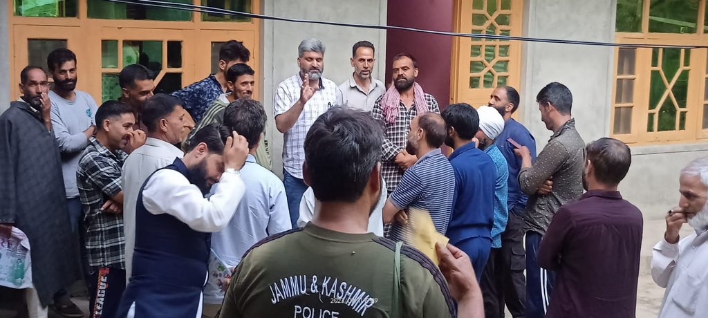 MSaleemParay's tweet photo. Held interactions at Doru and Larkipora where some political activists from different political parties joined our partyfold!
People seeing a ray of hope in Jinab @ghulamnazad sahib.
#WithAzad https://t.co/fZ6BBDWhxQ