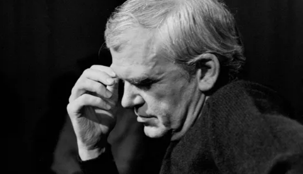 Cette insoutenable légèreté de la mort. Milan Kundera se considérait comme « l’explorateur de l’existence ». .
Il nous a quittés hier. Paix à son âme et relecture sans fin à ses romans. #littérature