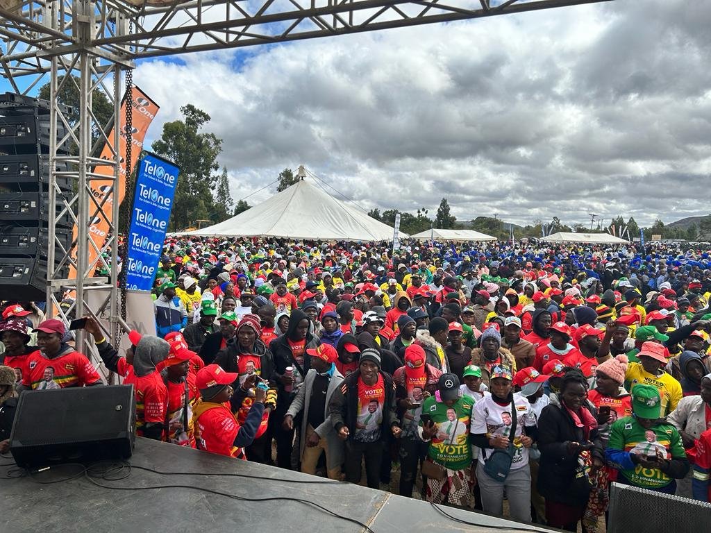 PaidamoyoMutsv1's tweet photo. Today @ZANUPF_Official
supporters attended a rally at St Theresa High School in Makoni West Constituency which was addressed by Vice President Rtd Dr C.G.D.N Chiwenga..
Despite the harsh weather, people came in their numbers...
#EDhasMostVotes https://t.co/E3UnRKi4ue