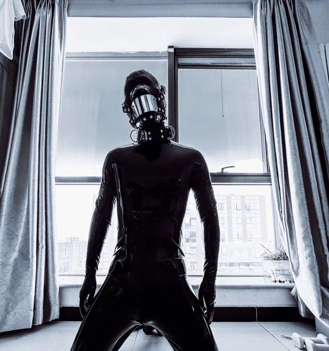 LATEXvenom's tweet photo. 雷电交织的夜晚，😈😈恶魔。 https://t.co/pqZiStI8ta