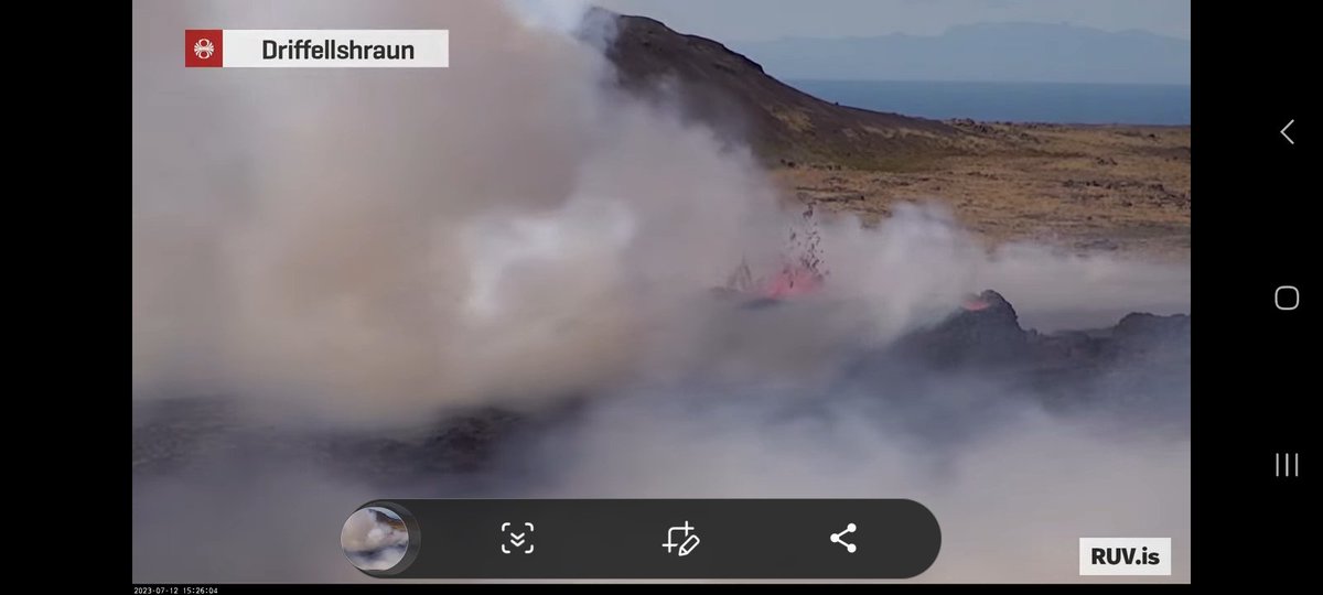 #Driffelshraun Bloop! Bloop! Bloop! In my head, I'm adding the sound effect of bubbles surfacing and bursting within the lava fissure. Spot the acoustician in the room 🤓👂#ReykjanesPeninsula #Iceland