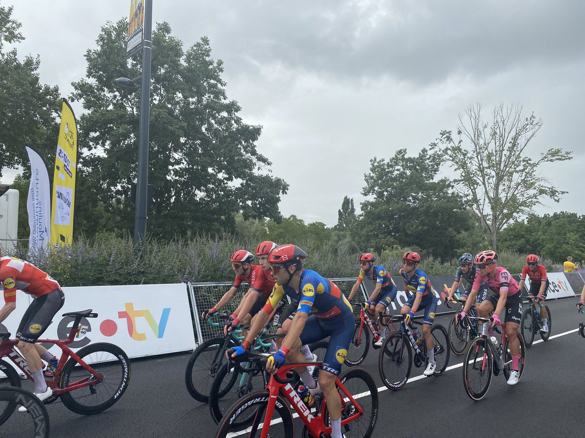 #TDF2023 Et voilà ! C’est dans une ambiance de folie que les coureurs ont été accueillis à Moulins ! Quelle magnifique performance, merci à eux et à toutes les équipes du @LeTour ! 🤩💛🚴🏻‍♂️