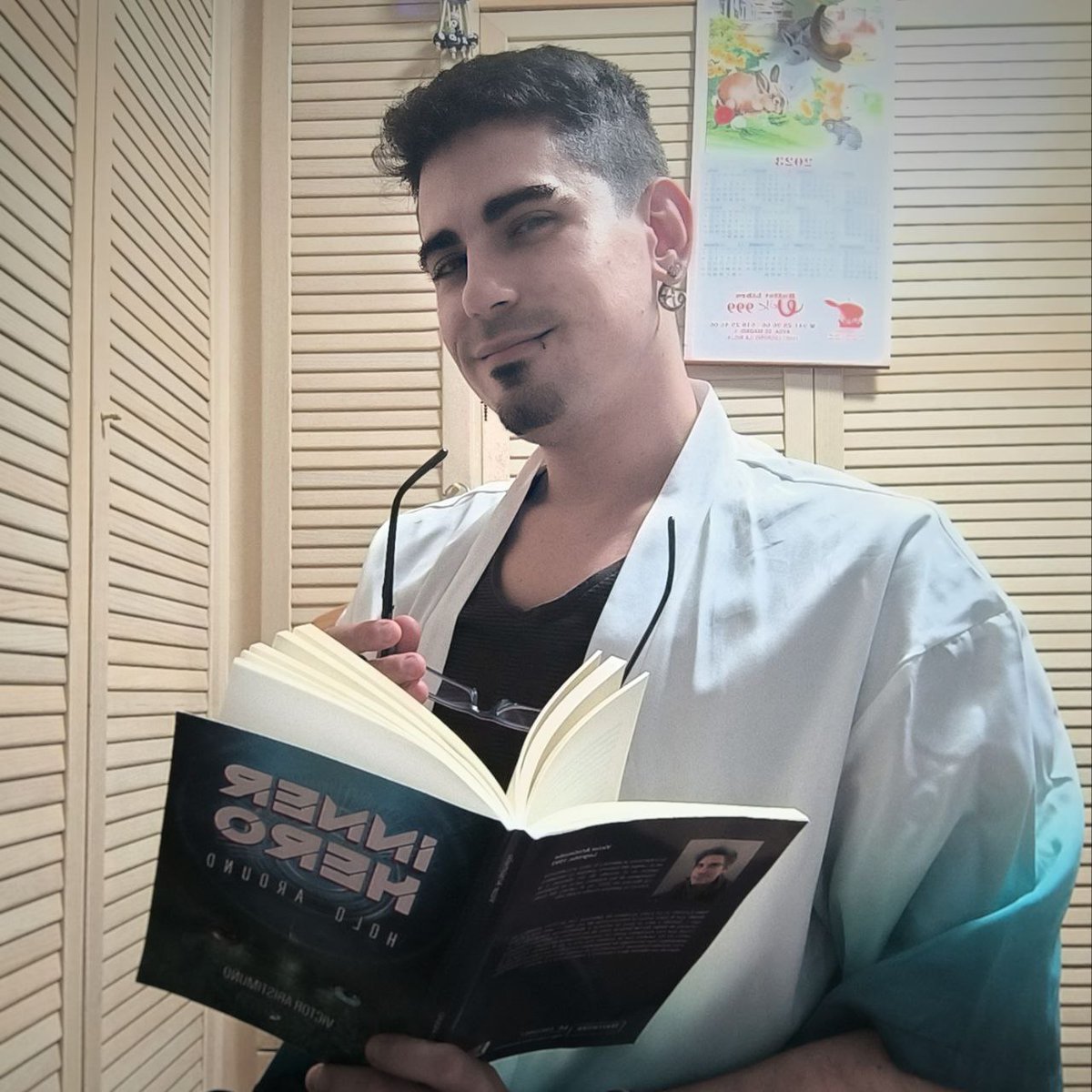 Inner__Hero's tweet photo. Actualizamos fotito, ¡que ya iba siendo hora!

#selfie #escritor #novelista https://t.co/yOlgPrPneC