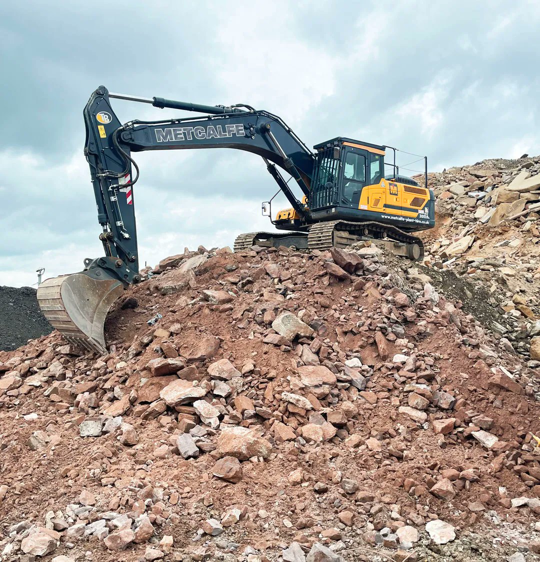Looking for cost-effective construction materials? Look no further! Metcalfe’s has got you covered. Discover our range of high-quality recycled stone starting from just £5/ton, road plannings £10/ton, screened topsoil £14/ton (ex VAT)call Mark at 07769 379 902.